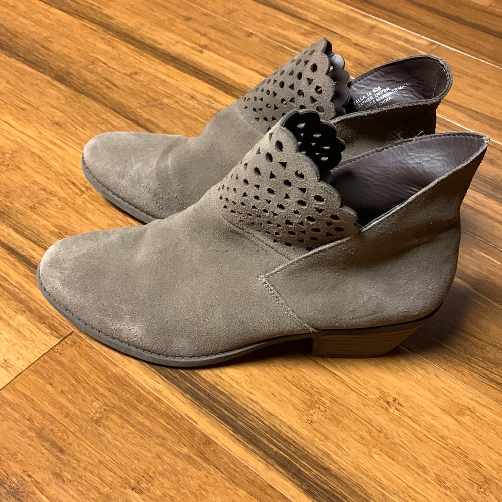 Me too Woman’s Booties size 8